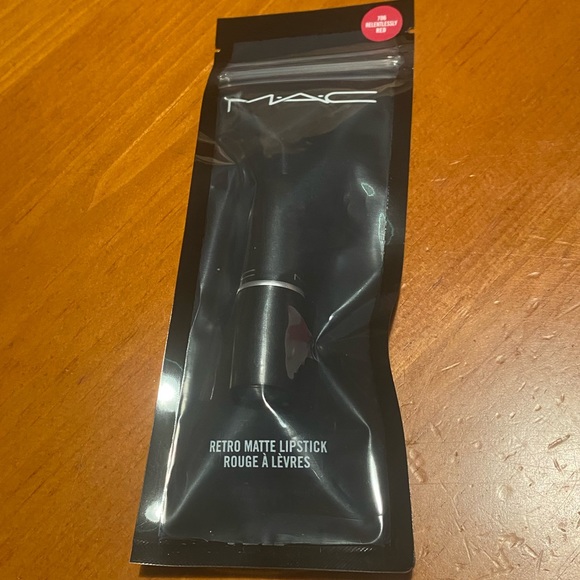 MAC Retro Matte Lipstick Relentlessly Red - Picture 3 of 16